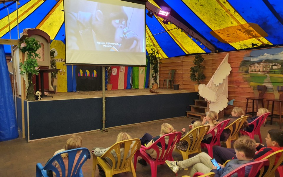Film kijken in de Jubeltent